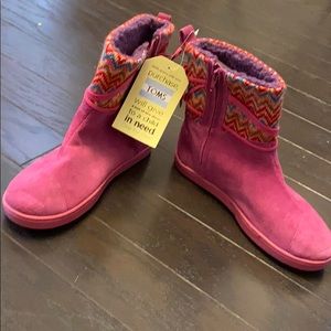 NWT TOMS youth girl nepal boots pink zig zag 3.5!